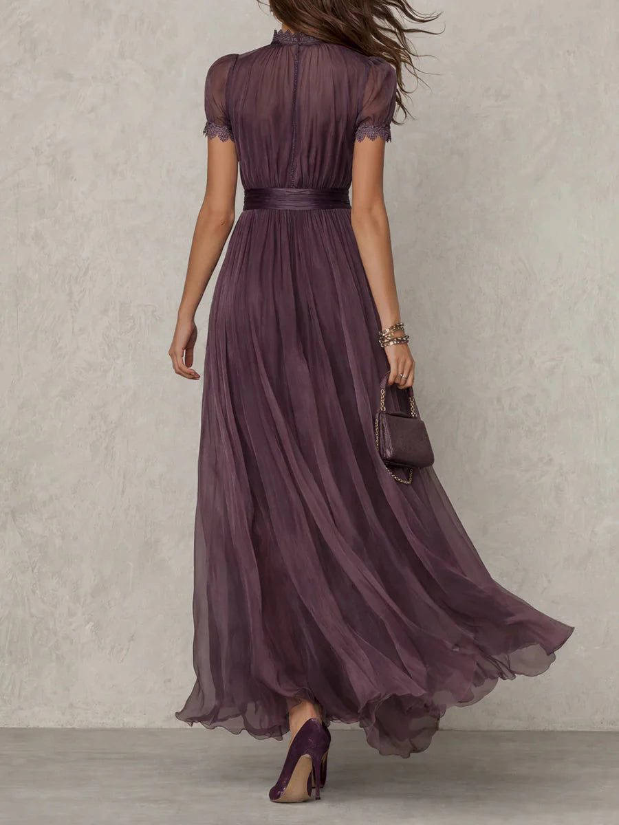 Flavia • Vestito lungo viola con scollo a chiave, bordo in pizzo di chiffon