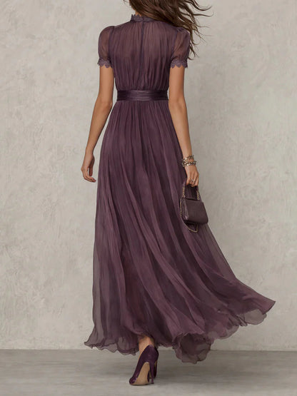 Flavia • Vestito lungo viola con scollo a chiave, bordo in pizzo di chiffon